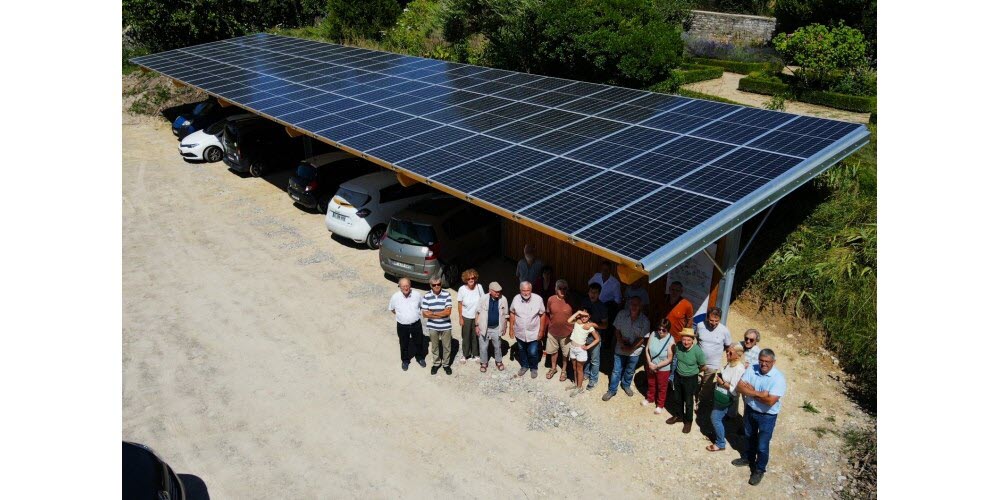 Une ombrière photovoltaïque en autoconsommation collective à Sainte-Croix